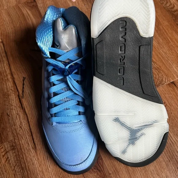 Jordan Athletic Shoes in Light Blue and Black - Picture 7 of 7
